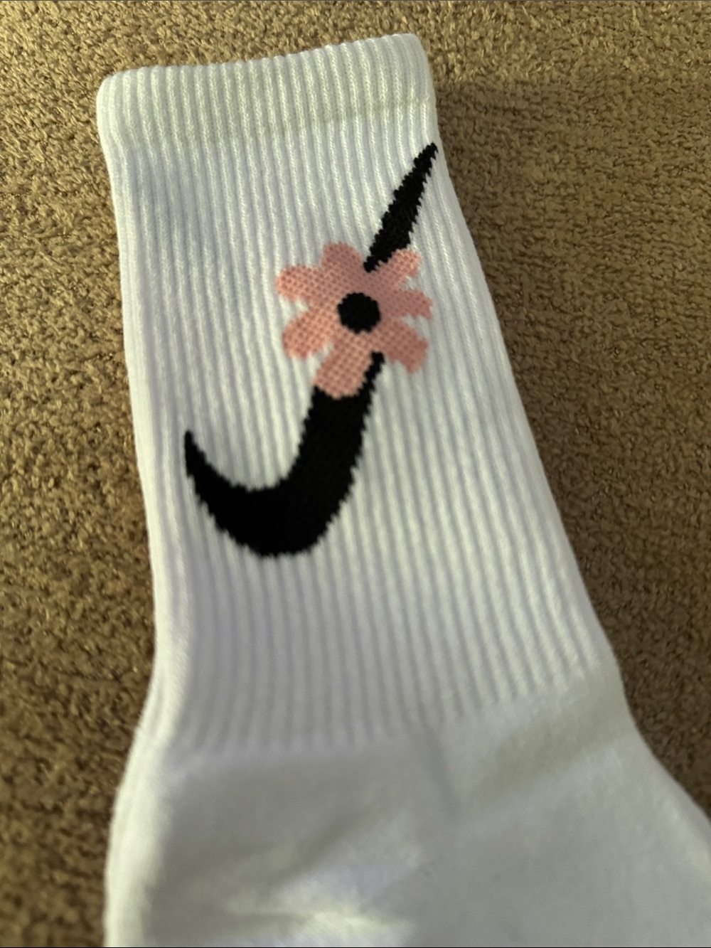 Nike White & Pink Crew Socks - 3 Pack - Picture 2 of 5